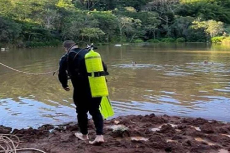 Depois de retirar a vítima de dentro d'água, bombeiros tentaram o ressuscitamento/Crédito: CBM / MG Depois de retirar a vítima de dentro d'água, bombeiros tentaram o ressuscitamento/Crédito: CBM / MG