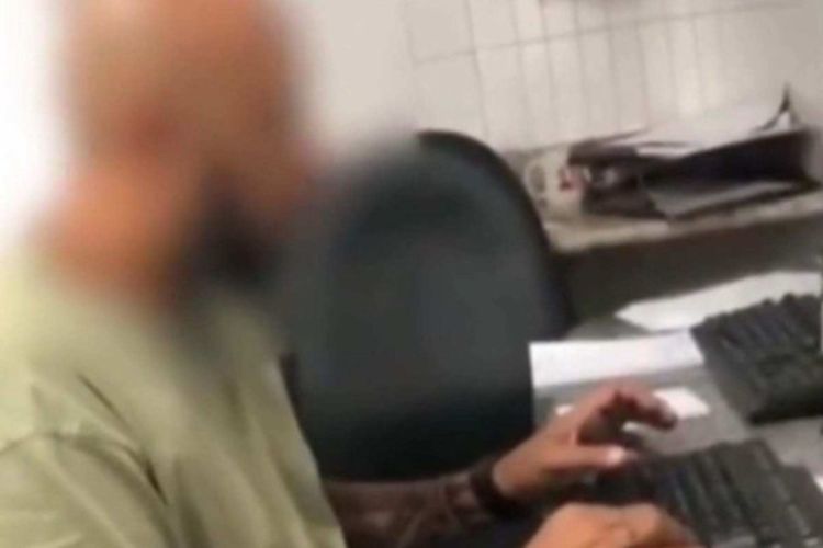 Imagens que circulam nas redes sociais mostram o profissional, possivelmente em horário de plantão no Hospital de Samambaia, com dificuldades para falar durante o atendimento a uma paciente/Crédito: Reprodução/Redes sociais Imagens que circulam nas redes sociais mostram o profissional, possivelmente em horário de plantão no Hospital de Samambaia, com dificuldades para falar durante o atendimento a uma paciente/Crédito: Reprodução/Redes sociais