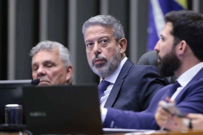 A previsão é que os deputados aprovem nesta terça apenas o PLP 210, que trata, dentre outras coisas, de gatilhos de contenção de gastos, desvinculação de fundos e o bloqueio de emendas parlamentares/foto: Reprodução/Câmara A previsão é que os deputados aprovem nesta terça apenas o PLP 210, que trata, dentre outras coisas, de gatilhos de contenção de gastos, desvinculação de fundos e o bloqueio de emendas parlamentares/foto: Reprodução/Câmara