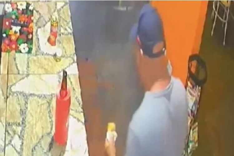 No momento em que o homem mordeu, houve uma explosão e um barulho ''parecido com o pneu de uma bicicleta estourando/Crédito: Reprodução No momento em que o homem mordeu, houve uma explosão e um barulho ''parecido com o pneu de uma bicicleta estourando/Crédito: Reprodução