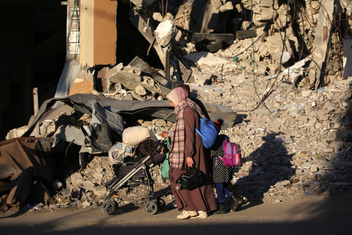 Palestinos evacuam suas casas com seus pertences, após receberem ordens de evacuação do exército israelense, no campo de refugiados de Bureij, no centro da Faixa de Gaza/Foto: EYAD BABA/AFP Palestinos evacuam suas casas com seus pertences, após receberem ordens de evacuação do exército israelense, no campo de refugiados de Bureij, no centro da Faixa de Gaza/Foto: EYAD BABA/AFP