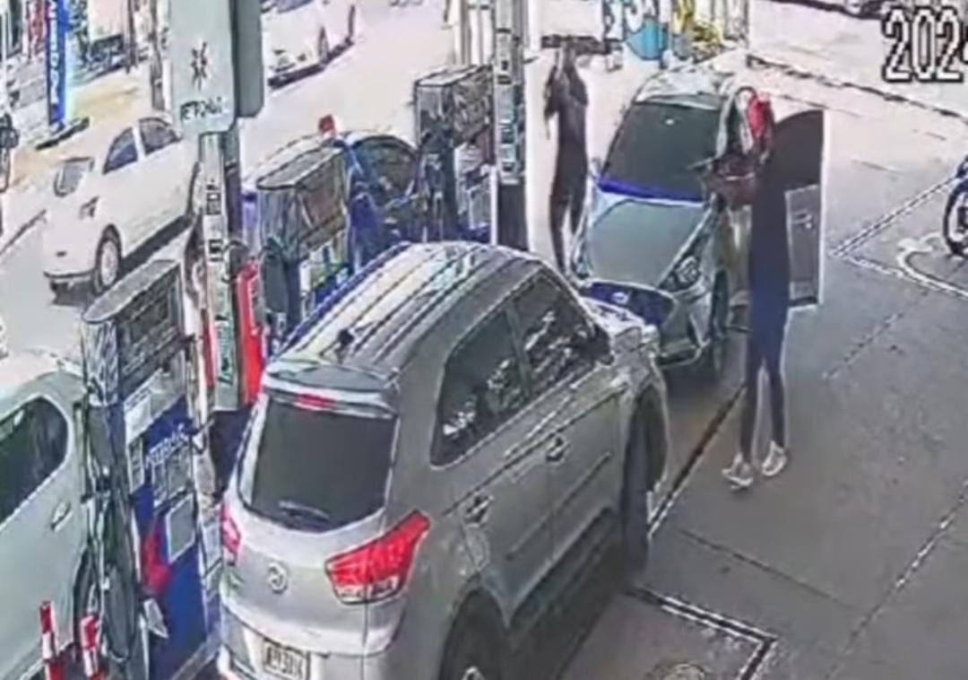 O suspeito foi capturado momentos depois perto do posto/Foto: Reprodução/Instagram