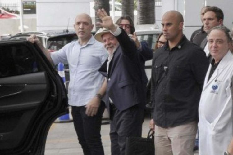 Lula teve que passar por uma cirurgia de emergência após hematoma intracraniano. O presidente recebeu alta médica e pode retornar a Brasília nesta quinta-feira/Crédito: Carlos FABAL / AFP