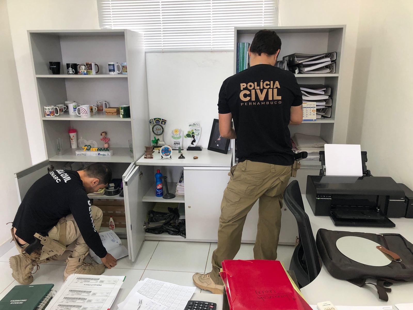 Policiais recolheram documentos na prefeitura de Toritama/Foto: Pol&iacute;cia Civil