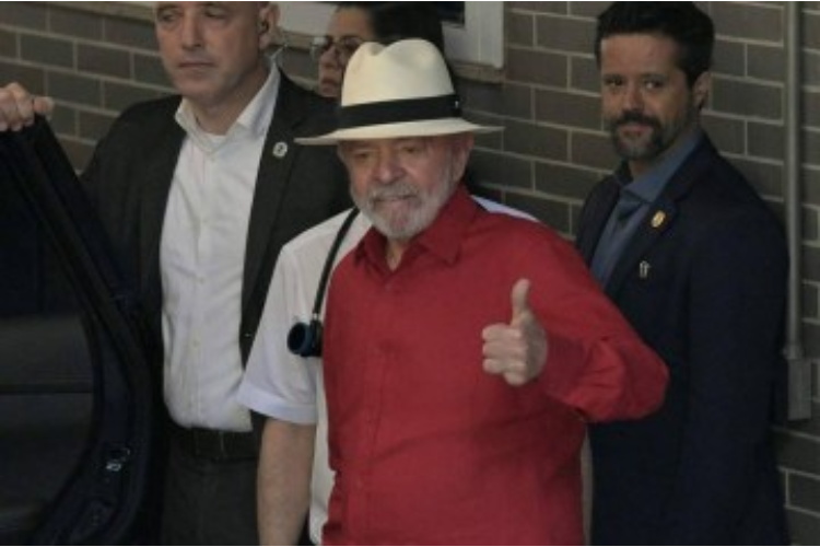 Presidente Lula deixa hospital Sírio Libanês em São Paulo, nesta quinta-feira (19/12)/Crédito: NELSON ALMEIDA / AFP Presidente Lula deixa hospital Sírio Libanês em São Paulo, nesta quinta-feira (19/12)/Crédito: NELSON ALMEIDA / AFP