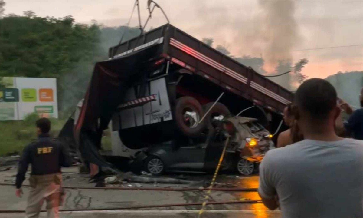 Carreta, carro e ônibus se envolveram em grave acidente em Teófilo Otoni, no Vale do Rio Mucuri/Foto: Reprodução/Redes Sociais Carreta, carro e ônibus se envolveram em grave acidente em Teófilo Otoni, no Vale do Rio Mucuri/Foto: Reprodução/Redes Sociais