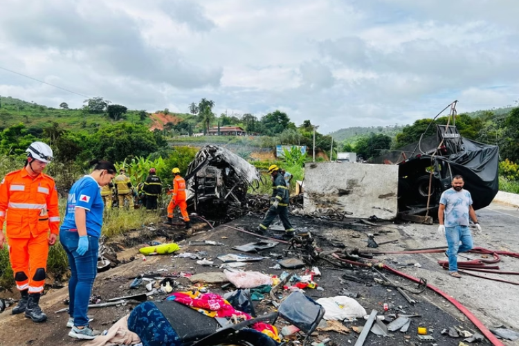 Acidente com ônibus, carreta e carro que deixou 38 mortos em MG/Crédito: Crédito: CBM / MG