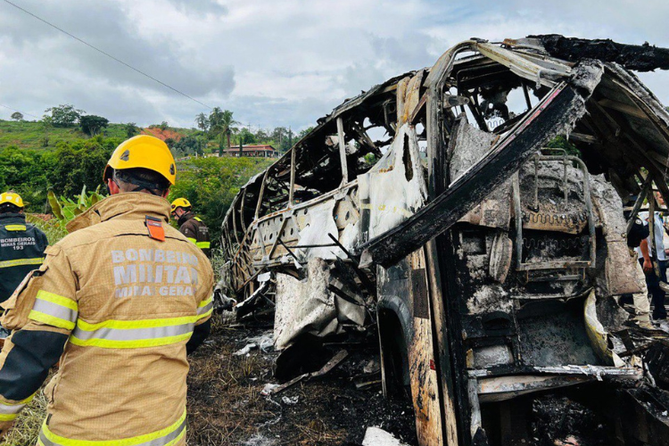 O acidente foi o mais fatal das rodovias federais do Brasil desde 2007/Crédito: Corpo de Bombeiros de MG / AFP O acidente foi o mais fatal das rodovias federais do Brasil desde 2007/Crédito: Corpo de Bombeiros de MG / AFP