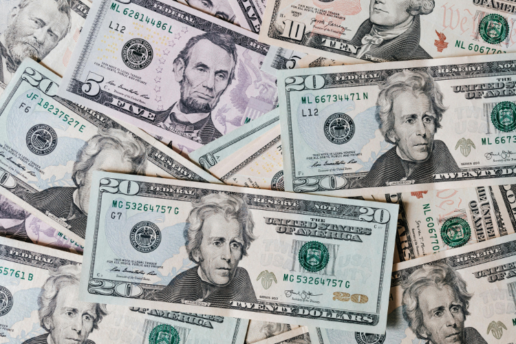 Dólar abriu em alta de 0,9% nesta segunda (23/12)/Crédito: Pexels Dólar abriu em alta de 0,9% nesta segunda (23/12)/Crédito: Pexels
