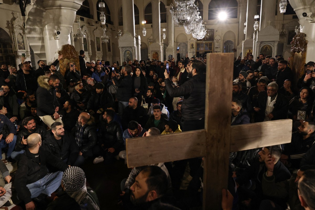 Jovens crist&atilde;os organizam um protesto dentro da Igreja Mariamita em Damasco/Foto: ANWAR AMRO/AFP