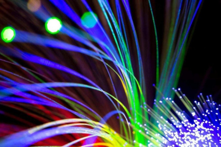 A equipe utilizou um cabo de fibra óptica de 30 km de comprimento, com um fóton em cada extremidade/Crédito: Reprodução/Freepik A equipe utilizou um cabo de fibra óptica de 30 km de comprimento, com um fóton em cada extremidade/Crédito: Reprodução/Freepik