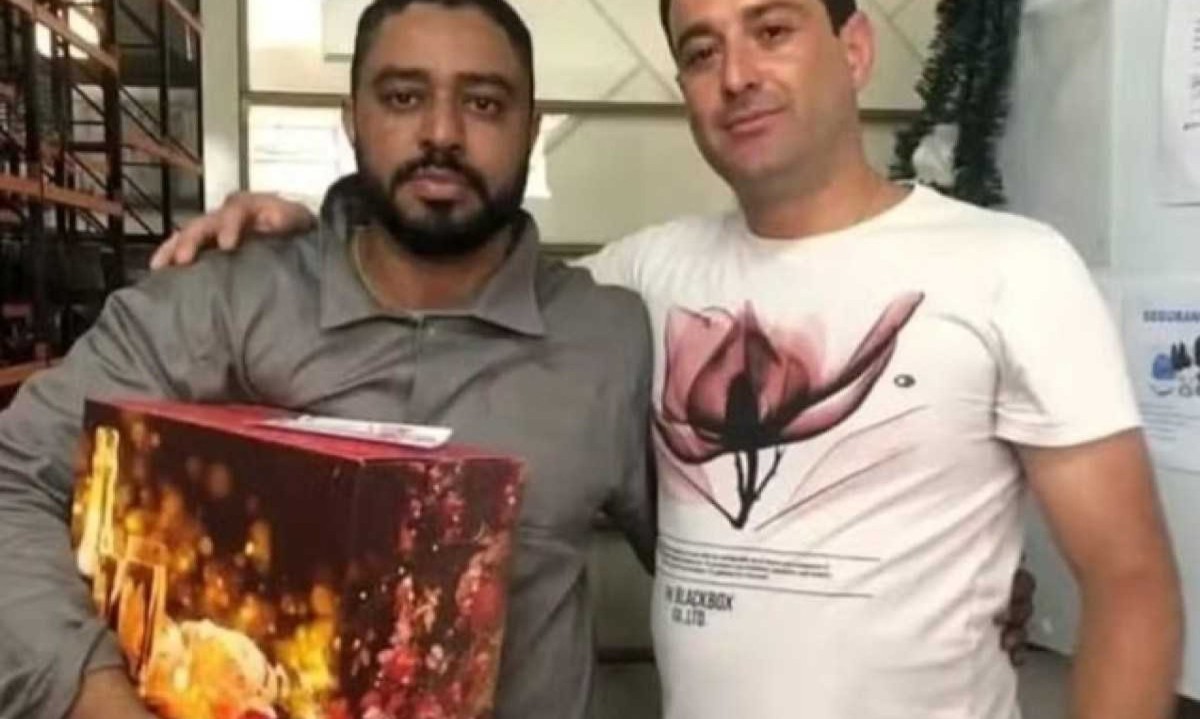 Eliandro teria quebrado uma garrafa de vinho ao ser informado pelo patrão de que seria demitido/Foto: Reprodução/Redes Sociais Eliandro teria quebrado uma garrafa de vinho ao ser informado pelo patrão de que seria demitido/Foto: Reprodução/Redes Sociais