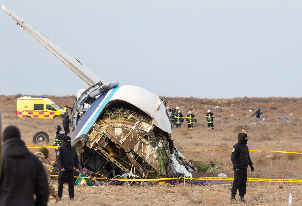 Especialistas em emerg&ecirc;ncia trabalham no local da queda de um jato de passageiros da Azerbaijan Airlines, perto da cidade de Aktau, no oeste do Cazaquist&atilde;o/Foto: Issa Tazhenbayev / AFP