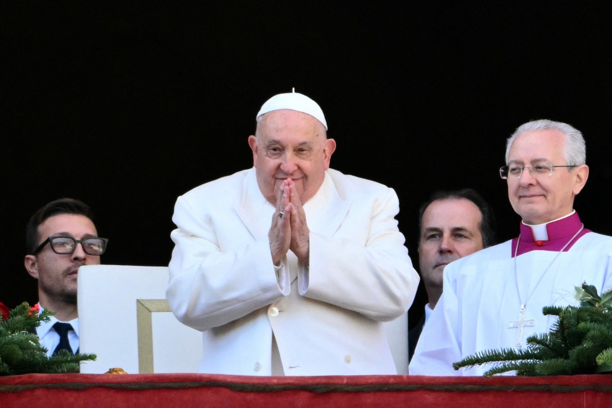 Papa Francisco saúda a multidão na varanda principal da Basílica de São Pedro após a mensagem Urbi et Orbi e bênção à cidade e ao mundo como parte das celebrações do Natal/Foto: Alberto PIZZOLI / AFP Papa Francisco saúda a multidão na varanda principal da Basílica de São Pedro após a mensagem Urbi et Orbi e bênção à cidade e ao mundo como parte das celebrações do Natal/Foto: Alberto PIZZOLI / AFP