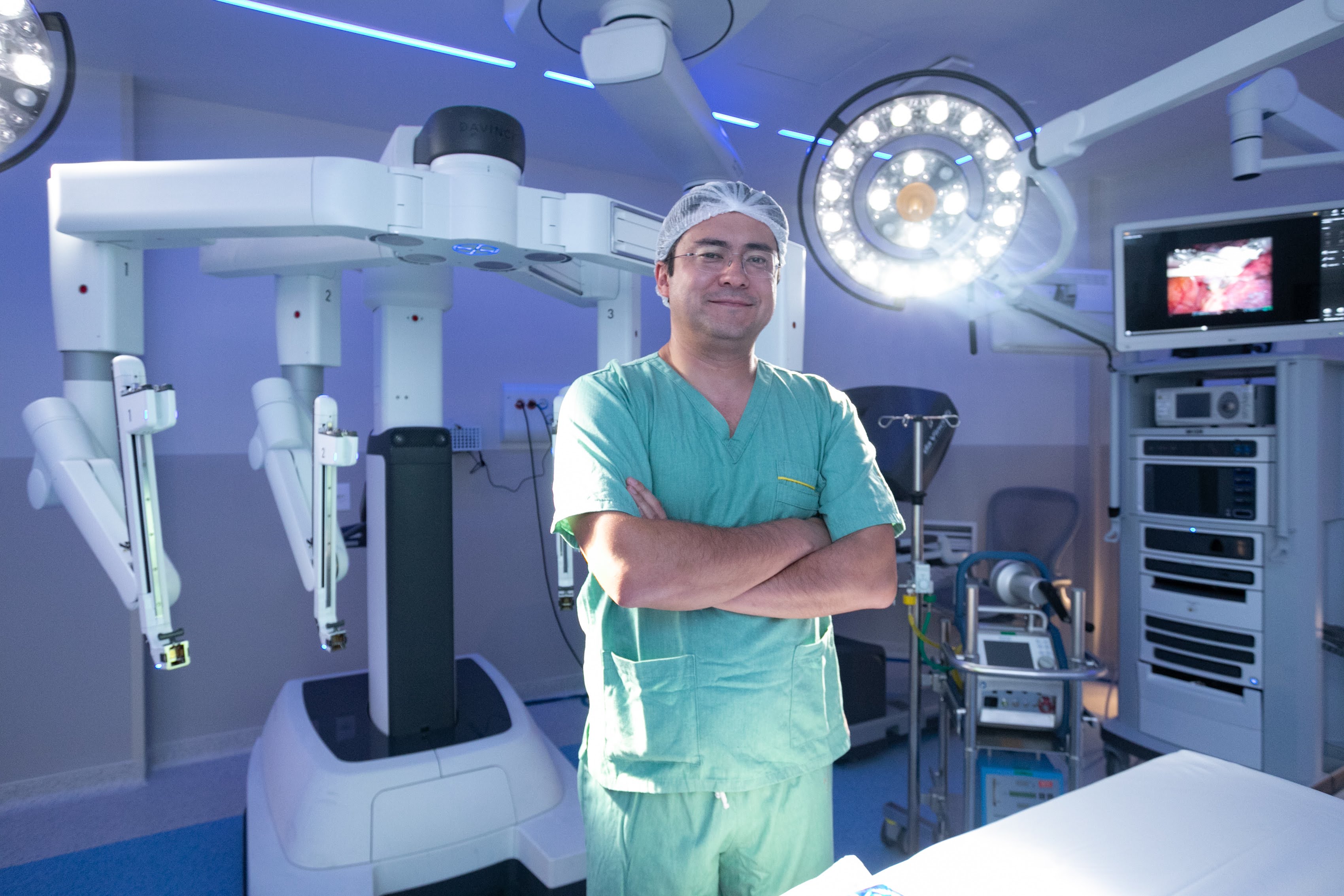 O médico já realizou mais de 1.000 cirurgias robóticas, 500 ECMOs (oxigenação por membrana extracorpórea) e 650 transplantes pulmonares