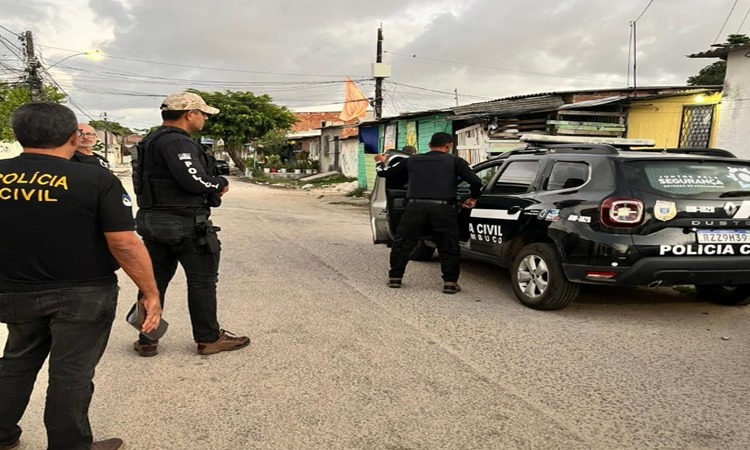 Estão sendo cumpridos 15 mandados de prisão e 15 mandados de busca e apreensão domiciliar, todos expedidos pelo Juízo da Vara Única de Itapissuma/Foto: PCPE Estão sendo cumpridos 15 mandados de prisão e 15 mandados de busca e apreensão domiciliar, todos expedidos pelo Juízo da Vara Única de Itapissuma/Foto: PCPE