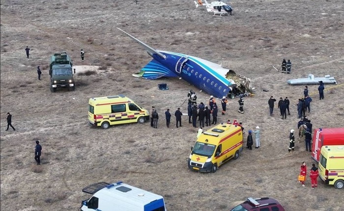 O jato da Azerbaijan Airlines caiu perto da cidade de Aktau na quarta-feira (25/12)/foto: Reprodução/X O jato da Azerbaijan Airlines caiu perto da cidade de Aktau na quarta-feira (25/12)/foto: Reprodução/X