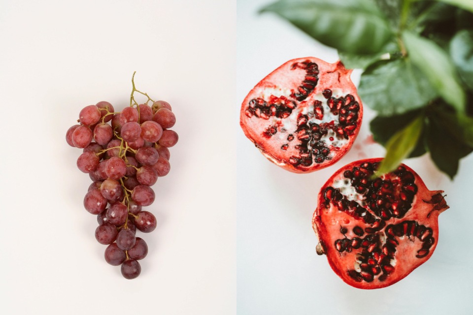 Comer uva e guardar sementes de romã estão entre as simpatias/Foto: Wutthichai Charoenburi/Pexels e Lisa Fotios/Pexels