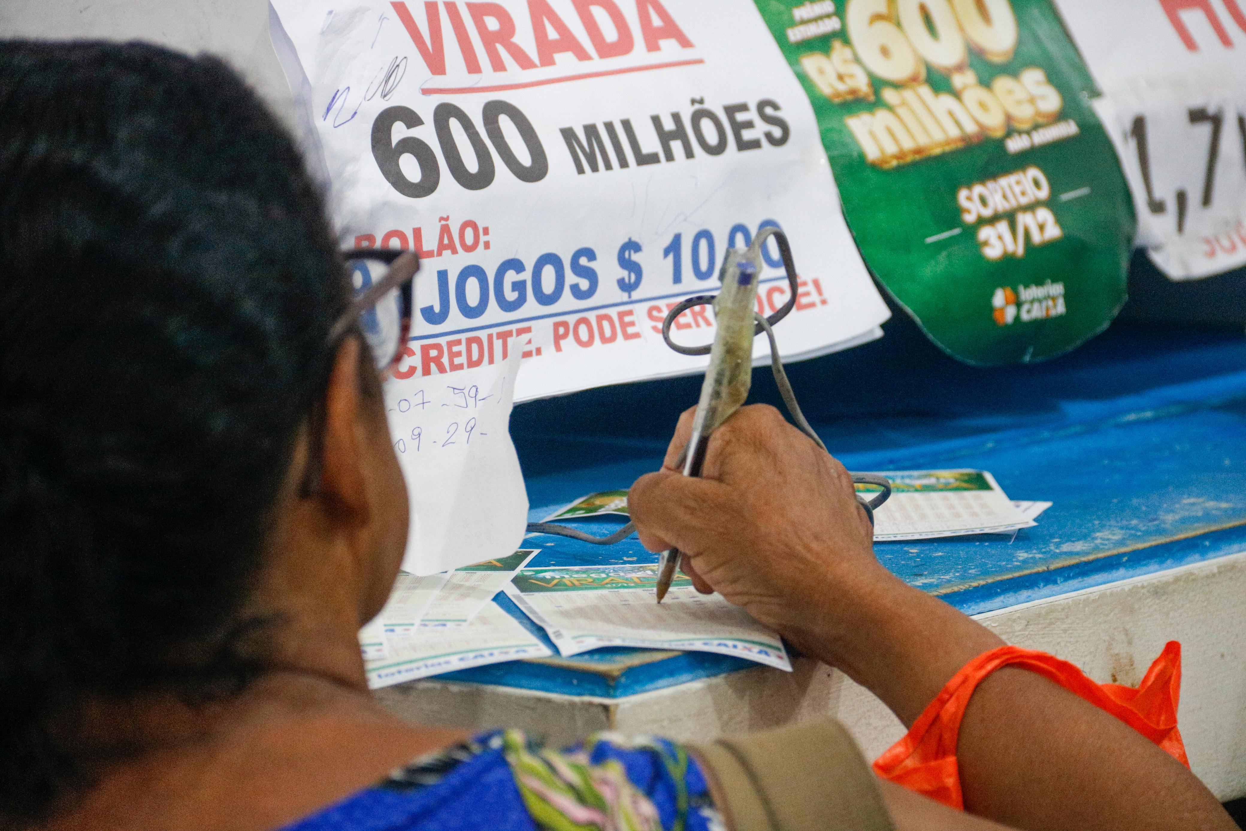 As apostas são feitas nas lotéricas e pela internet e encerram às 18h/Marina Torres/DP Foto