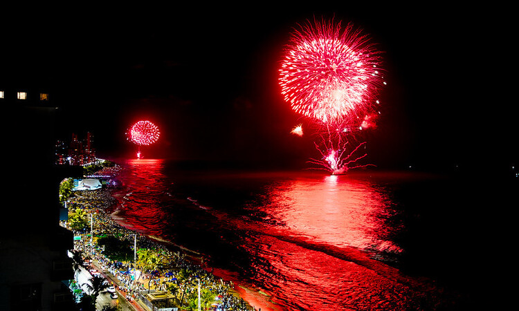 Este ano, o espet&aacute;culo de cores, brilho e diferentes formatos ser&aacute; proporcionado por 15 toneladas de fogos, os quais ser&atilde;o acionados remotamente, via sat&eacute;lite/Foto: Marcos Pastich/PCR