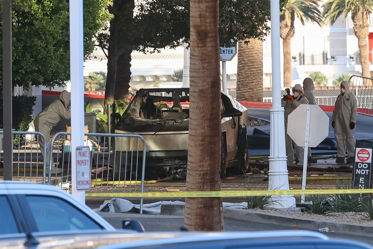 Investigadores fotografam um Tesla Cybertruck que explodiu do lado de fora do saguão do hotel do presidente eleito Donald Trump/Foto: WADE VANDERVORT/AFP Investigadores fotografam um Tesla Cybertruck que explodiu do lado de fora do saguão do hotel do presidente eleito Donald Trump/Foto: WADE VANDERVORT/AFP