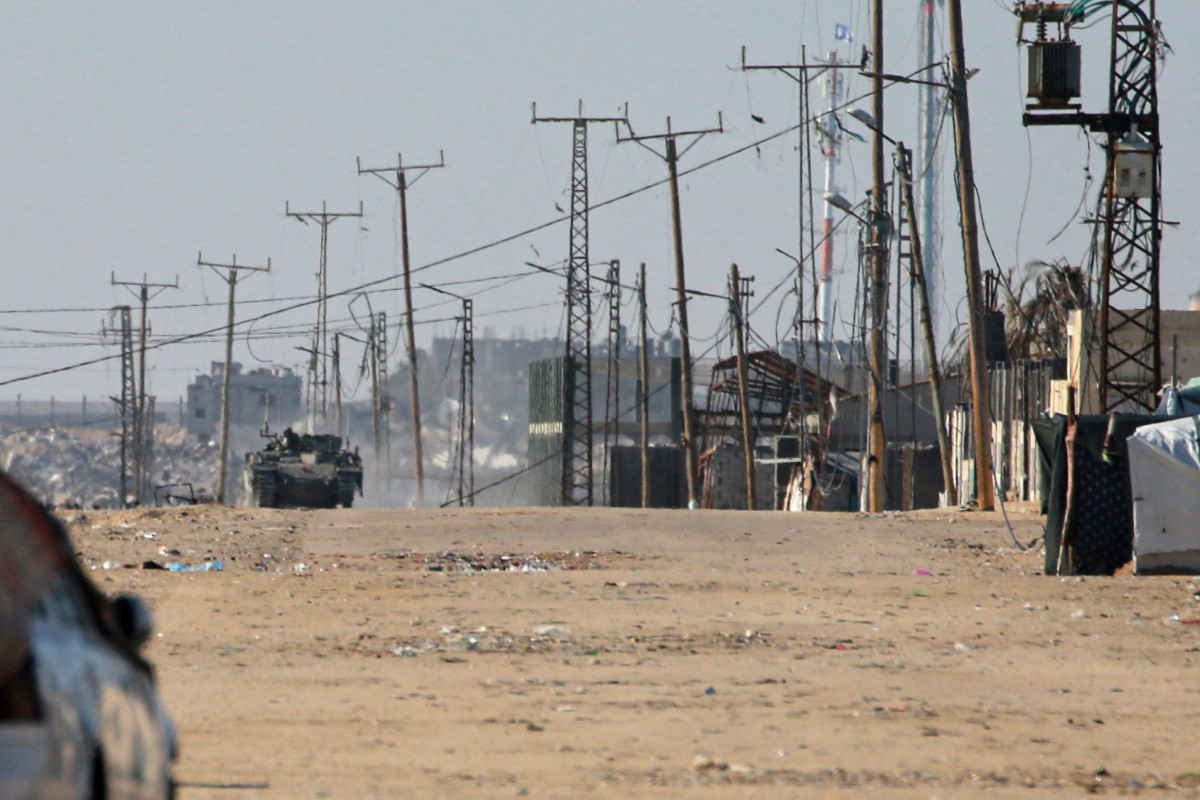Tanque do exército israelense posicionado em uma estrada na área de al-Mawasi em Rafah em 17 de dezembro de 2024/Foto: BASHAR TALEB / AFP Tanque do exército israelense posicionado em uma estrada na área de al-Mawasi em Rafah em 17 de dezembro de 2024/Foto: BASHAR TALEB / AFP