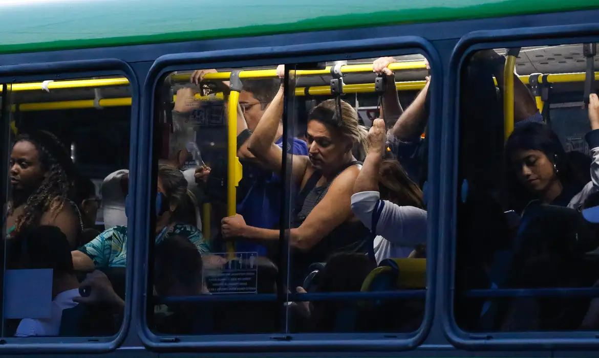 O aumento das passagens já pesa no bolso dos passageiros de algumas cidades/foto: Fernando Frazão/Agência Brasil O aumento das passagens já pesa no bolso dos passageiros de algumas cidades/foto: Fernando Frazão/Agência Brasil