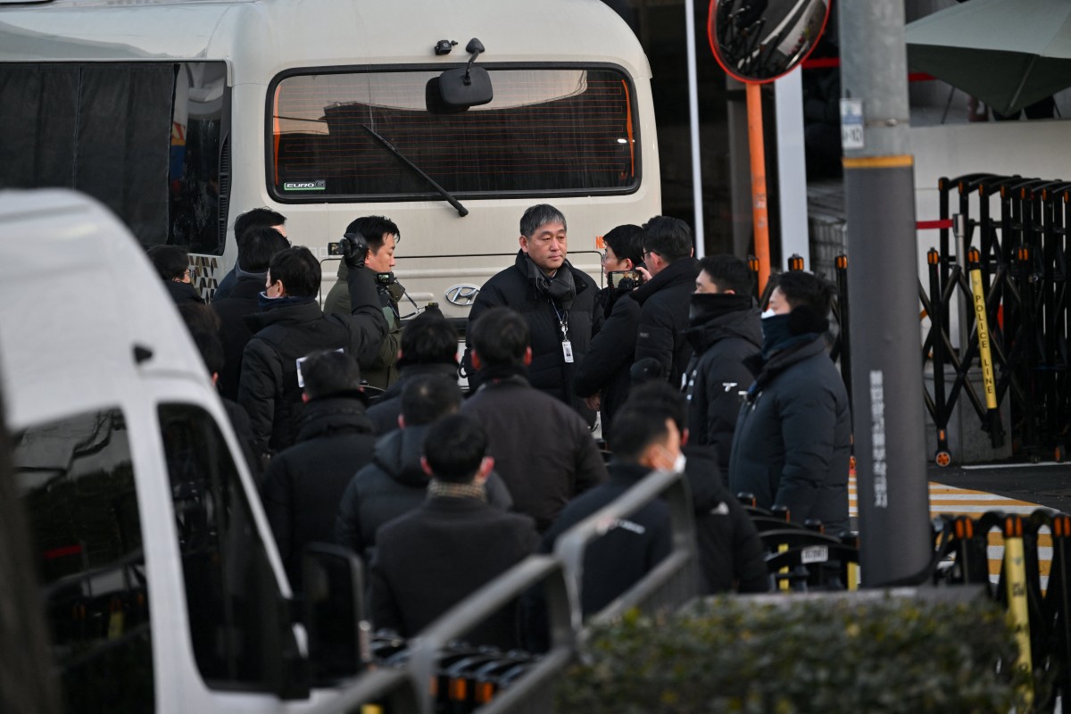 Investigadores anticorrup&ccedil;&atilde;o chegam &agrave; resid&ecirc;ncia do presidente sul-coreano Yoon Suk Yeol, acusado de corrup&ccedil;&atilde;o, em Seul/Foto: JUNG Yeon-je/AFP