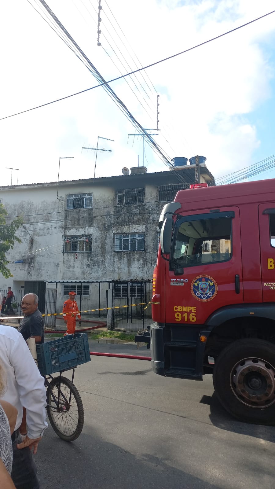 Bombeiros foram acionados para incêndio em apartamento/Foto: Redes Sociais Bombeiros foram acionados para incêndio em apartamento/Foto: Redes Sociais