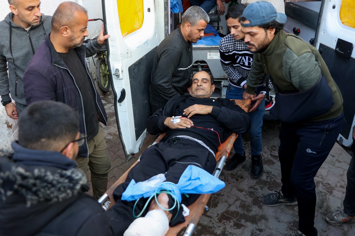 Pessoas carregam um homem ferido durante um ataque israelense, no hospital Al-Ahli Arab, também conhecido como hospital Batista, na Cidade de Gaza/Foto: Omar AL-QATTAA/AFP Pessoas carregam um homem ferido durante um ataque israelense, no hospital Al-Ahli Arab, também conhecido como hospital Batista, na Cidade de Gaza/Foto: Omar AL-QATTAA/AFP