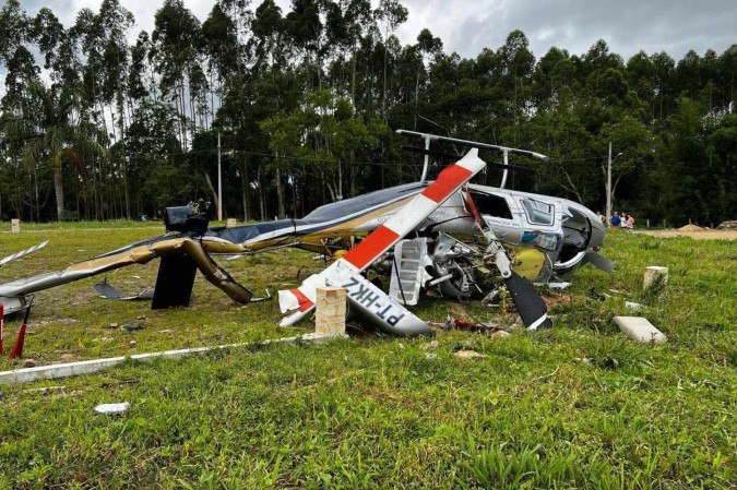 A queda do helicóptero ocorreu no momento em que a aeronave tentava levantar voo, a cerca de 4 metros de altura/Foto: Corpo de Bombeiros de Santa Catarina