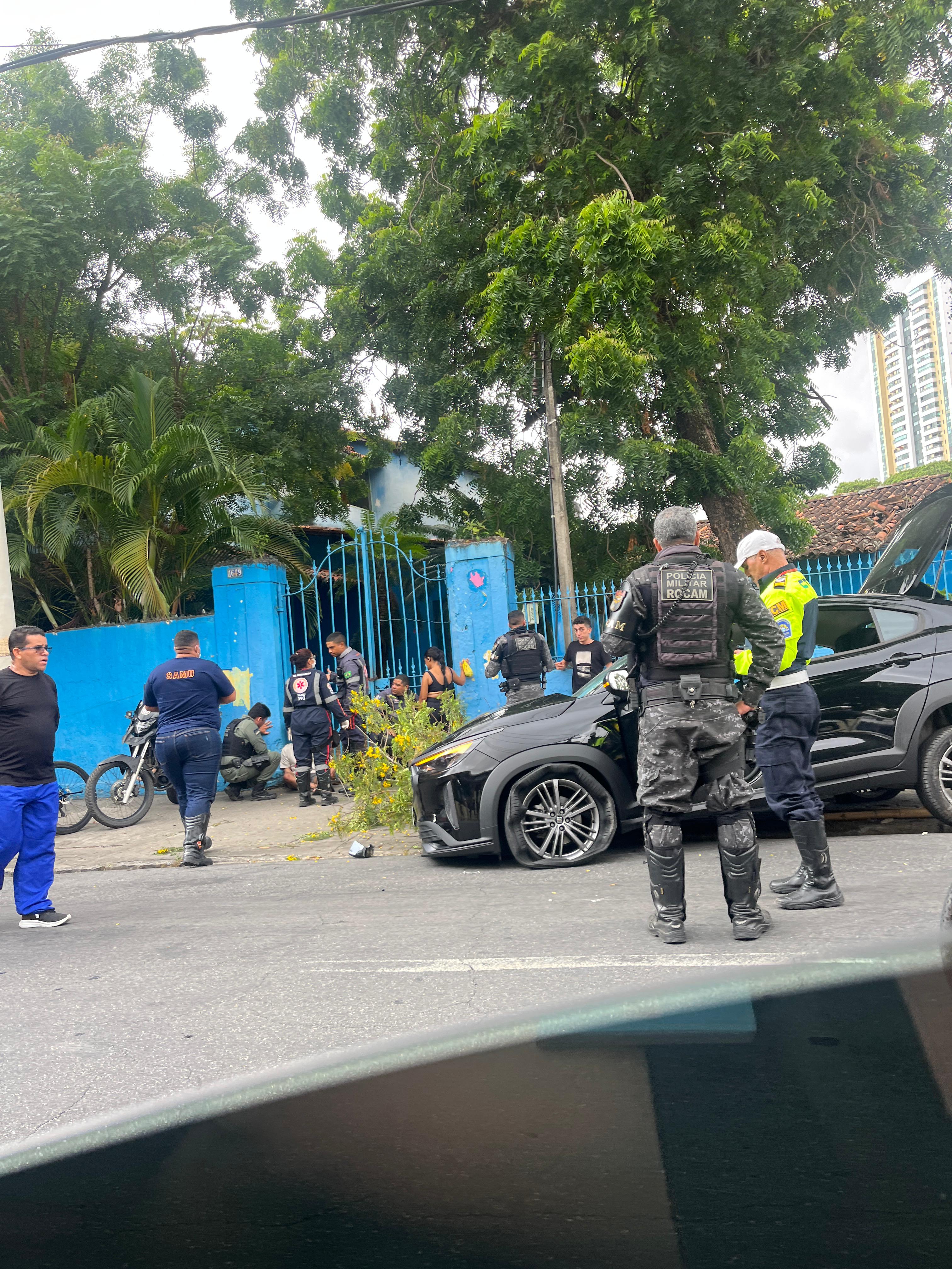 Carro bateu em placa na Rui Barbosa/Foto: Redes Sociais