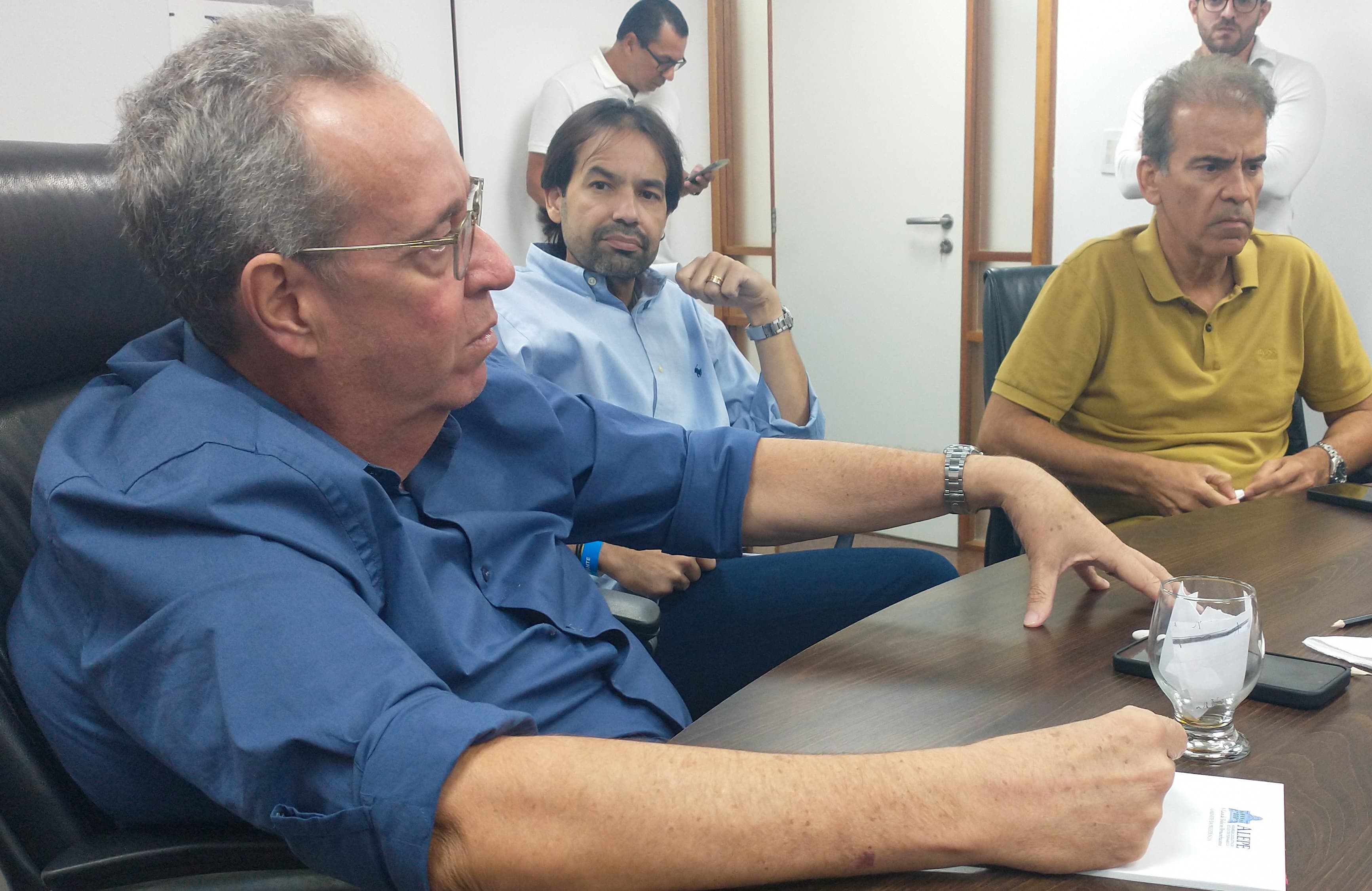 A reunião para discutir o atraso das emendas, na presidência da Casa, contou com a presença de 22 deputados/foto: Guilherme Anjos/DP A reunião para discutir o atraso das emendas, na presidência da Casa, contou com a presença de 22 deputados/foto: Guilherme Anjos/DP