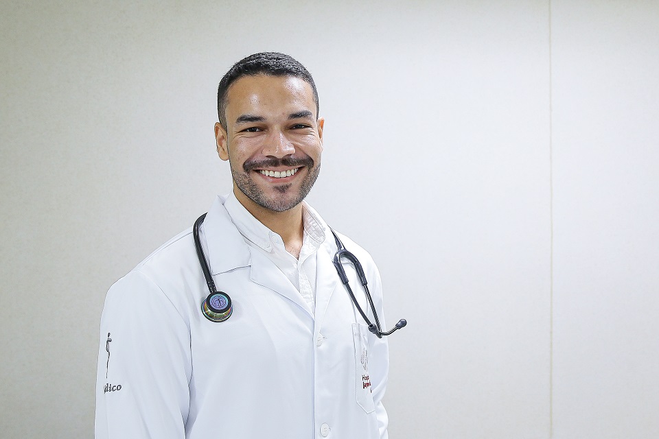 Segundo o especialista, a automedicação e o uso incorreto dos antimicrobianos facilitam a multiplicação de bactérias resistentes e devem ser evitados./Rafael Vieira/DP