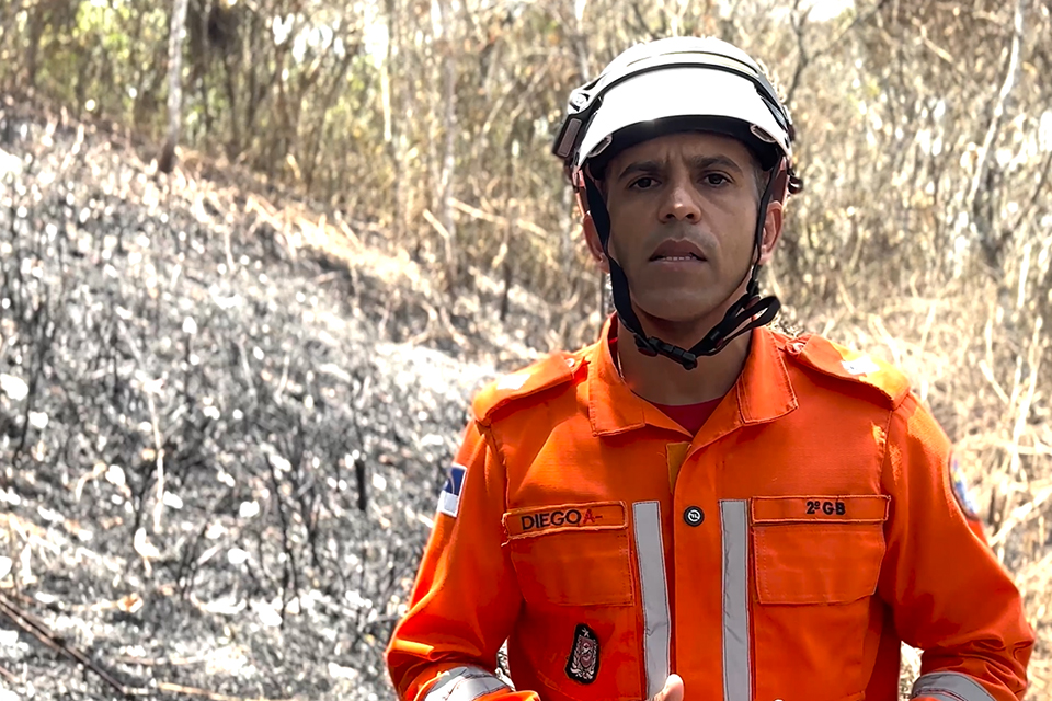 Tenente Diego Gonçalves em um dos focos de incêndio em Taquaritinga/Divulgação/CBMPE Tenente Diego Gonçalves em um dos focos de incêndio em Taquaritinga/Divulgação/CBMPE