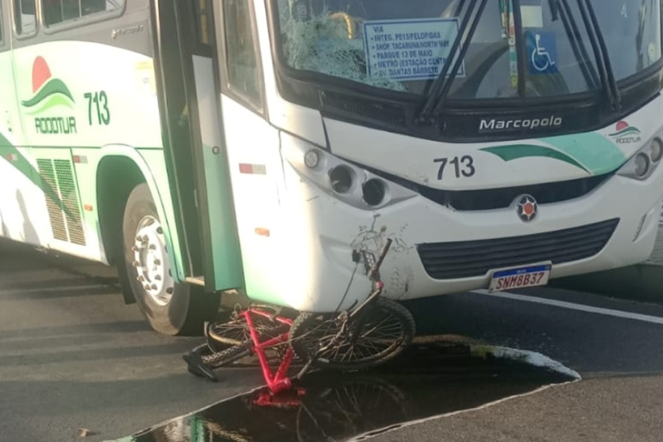 Após colisão, corpo do ciclista foi arremessado para lateral da pista/Reprodução redes sociais Após colisão, corpo do ciclista foi arremessado para lateral da pista/Reprodução redes sociais