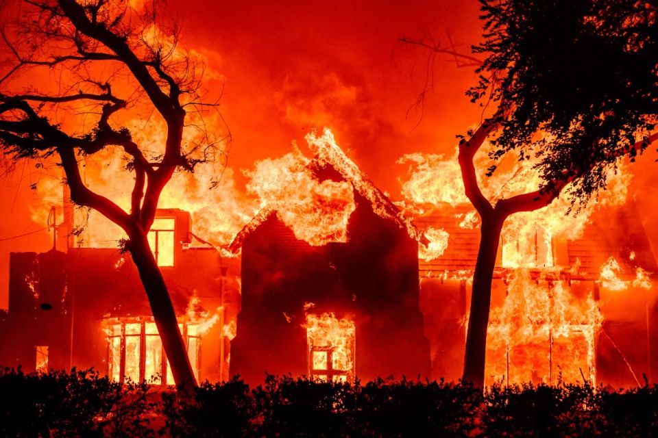 Casa &eacute; engolida pelas chamas durante inc&ecirc;ndio em Los Angeles, na Calif&oacute;rnia/Foto: JOSH EDELSON/AFP