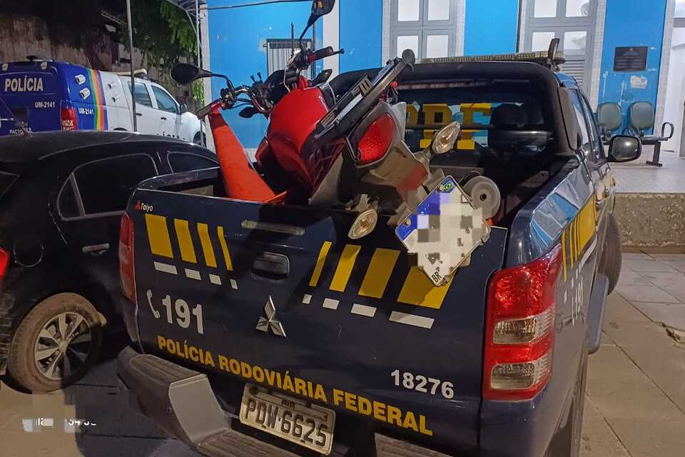Os policiais constataram que o homem tinha um mandado de prisão em aberto por não pagar pensão alimentícia/Foto: Divulgação Os policiais constataram que o homem tinha um mandado de prisão em aberto por não pagar pensão alimentícia/Foto: Divulgação