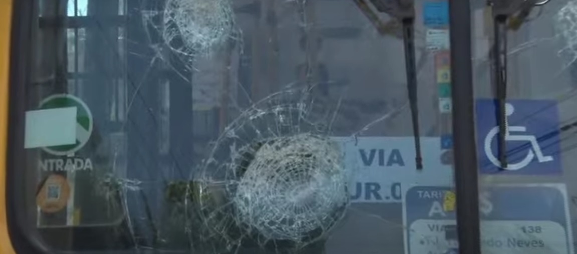 Ônibus teve vidros quebrados após o sinistro com morte/Foto: Redes Sociais
