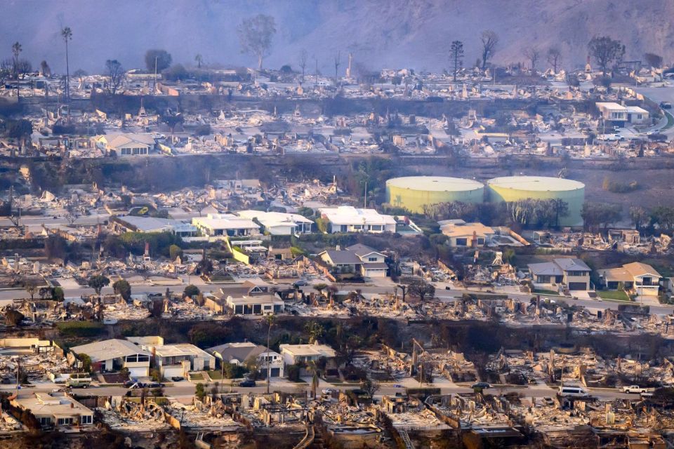 Casas queimadas são vistas de cima durante o incêndio de Palisades em Los Angeles, na Califórnia/Foto: JOSH EDELSON/AFP Casas queimadas são vistas de cima durante o incêndio de Palisades em Los Angeles, na Califórnia/Foto: JOSH EDELSON/AFP