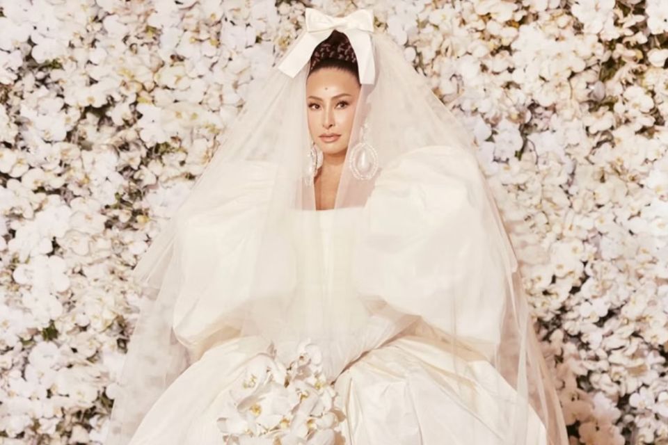 Vestido de Sabrina foi assinado pela renomada grife francesa Giambattista Valli/foto: @pedrosales_1/Instagram/Reprodução Vestido de Sabrina foi assinado pela renomada grife francesa Giambattista Valli/foto: @pedrosales_1/Instagram/Reprodução