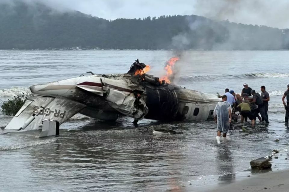 Avião de pequeno porte que caiu na quinta-feira (09), na orla da Praia do Cruzeiro, em Ubatuba, no litoral norte de São Paulo/foto: Reprodução