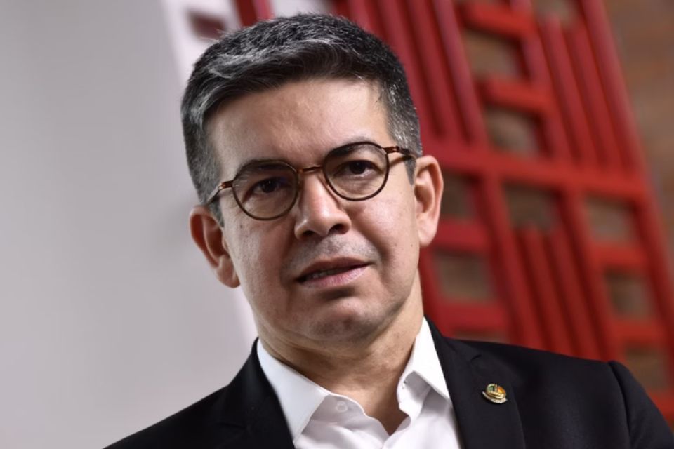 Líder do governo Lula no Congresso Nacional, o senador Randolfe Rodrigues (PT-AP)/foto: Metrópoles Líder do governo Lula no Congresso Nacional, o senador Randolfe Rodrigues (PT-AP)/foto: Metrópoles