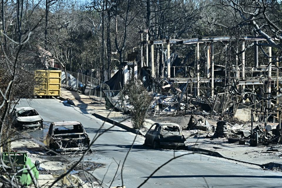Em algumas áreas, o fogo transformou casas em cinzas e deixou rastros de metal derretido de carros em chamas./FREDERIC J. BROWN/AFP