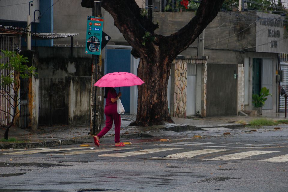 Chuvas na Região Metropolitana do Recife devem se prolongar, pelo menos, por todo o dia/Foto: Marina Torres/DP Foto