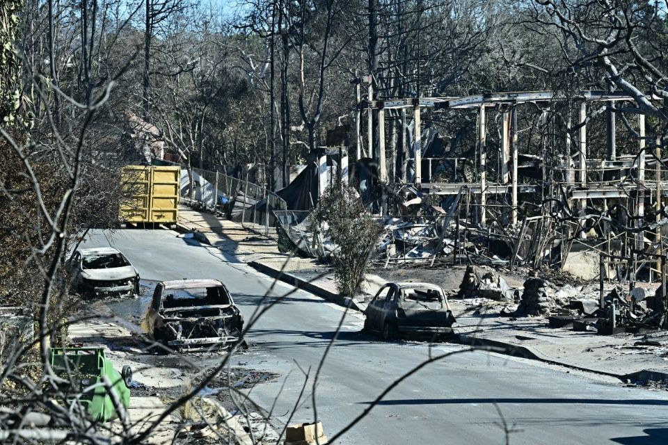 Carros destru&iacute;dos pelo inc&ecirc;ndio Palisades s&atilde;o vistos no bairro Pacific Palisades, em Los Angeles/Foto: Frederic J. Brown/AFP