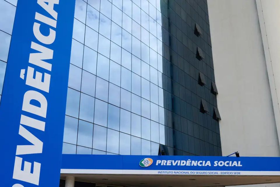 Os valores referentes a 2025 estarão disponíveis a partir de 27 de janeiro a 7 de fevereiro para quem recebe um salário mínimo. Para quem ganha acima do piso salarial, os benefícios começarão a ser
depositados de 3 a 7 de fevereiro/foto: Marcello Casal Jr/Agência Brasil Os valores referentes a 2025 estarão disponíveis a partir de 27 de janeiro a 7 de fevereiro para quem recebe um salário mínimo. Para quem ganha acima do piso salarial, os benefícios começarão a ser
depositados de 3 a 7 de fevereiro/foto: Marcello Casal Jr/Agência Brasil