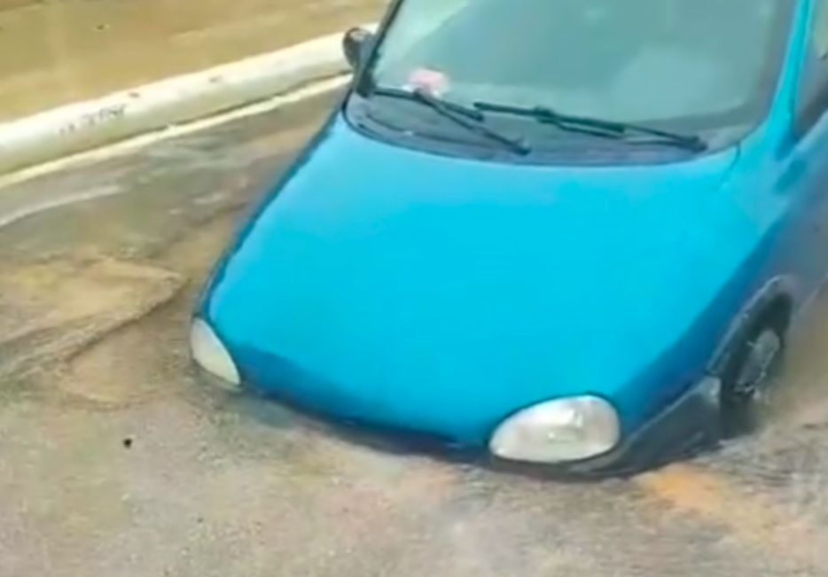 Moradores do Bairro Portal da Cidade, onde o sinistro aconteceu, ajudaram o motorista a sair do carro e a retirar o veículo do buraco/Foto: Reprodução/Threads