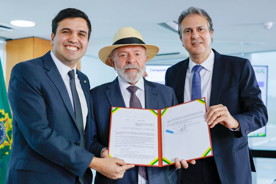 Cerimônia de Sanção do Projeto de Lei n° 4.932/2024, que dispõe sobre a utilização, por estudantes, de aparelhos eletrônicos portáteis pessoais nos estabelecimentos públicos e privados de ensino da educação básica/foto: Ricardo Stuckert / PR Cerimônia de Sanção do Projeto de Lei n° 4.932/2024, que dispõe sobre a utilização, por estudantes, de aparelhos eletrônicos portáteis pessoais nos estabelecimentos públicos e privados de ensino da educação básica/foto: Ricardo Stuckert / PR