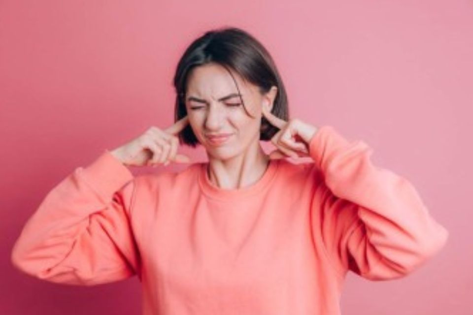 Zumbido no ouvido é comum e pode ser causado por diversos fatores/foto: Freepik Zumbido no ouvido é comum e pode ser causado por diversos fatores/foto: Freepik